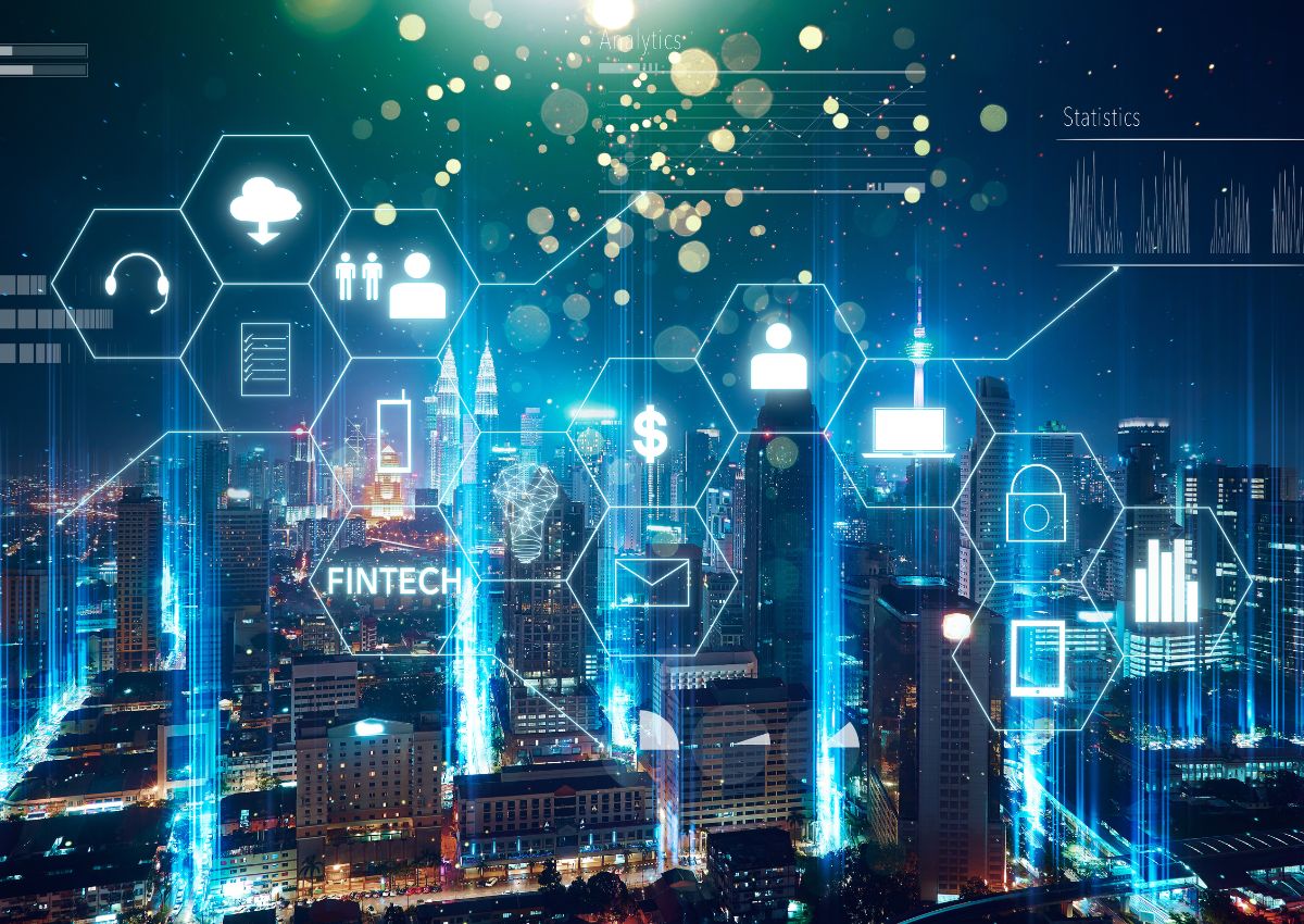 HOW FINTECH IS LEVERAGING ANALYTICS TO TRANSFORM BANKING EXPERIENCES